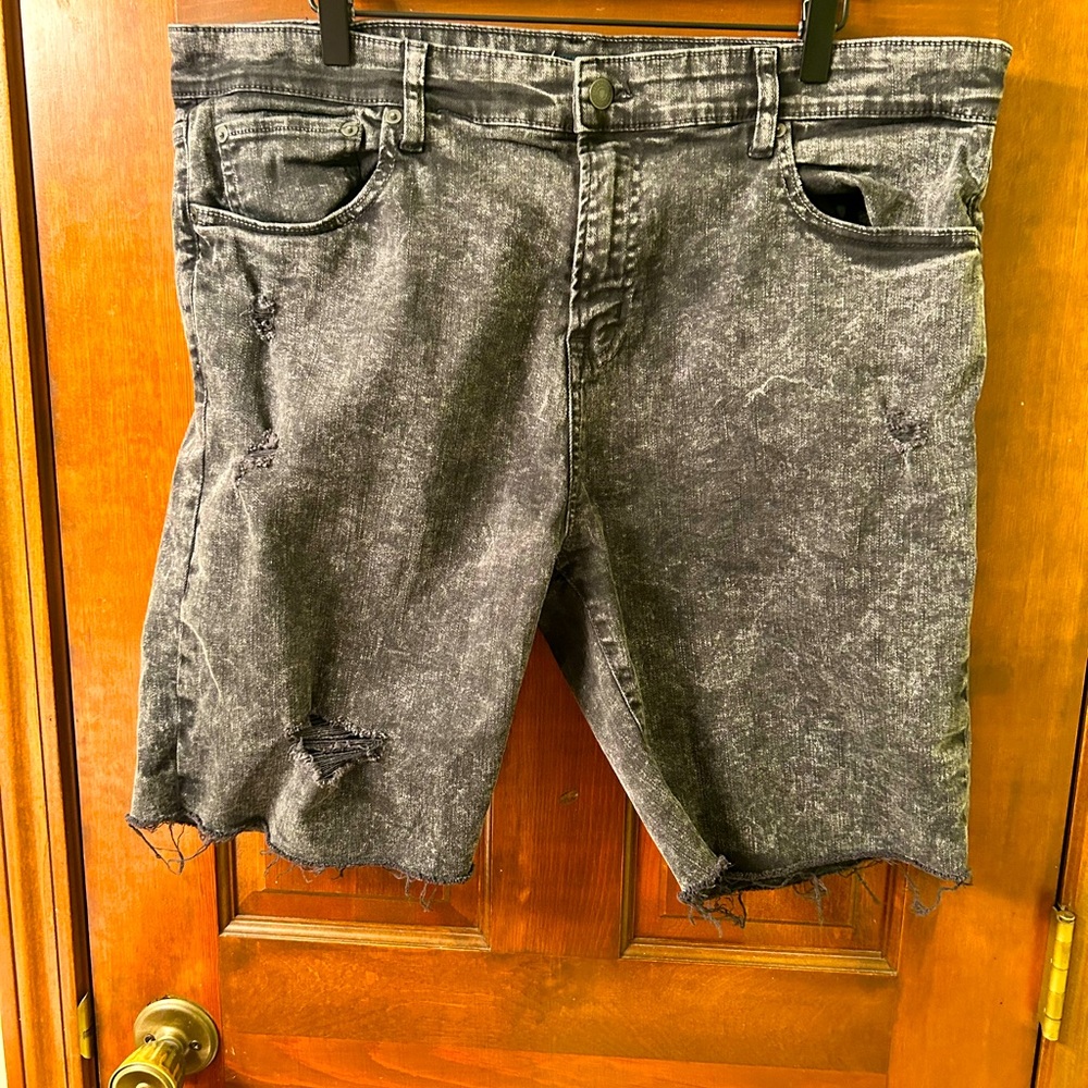 💜 CLEARANCE 2/5 AERO Distressed Slim fit Black skater shorts. No size tag.